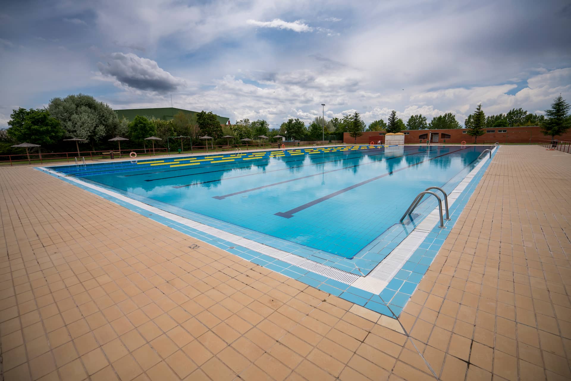 Swimming pool contractors near London